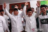 Ketua Umum Partai Gerindra Prabowo Subianto (kedua kiri) dan Ketua Umum Partai Kebangkitan Bangsa (PKB) Muhaimin Iskandar (kedua kanan) melambaikan tangan seusai meresmikan pembukaan Sekretariat Bersama (Sekber) Partai Gerindra - PKB di Jakarta, Senin (23/1/2023). Pembukaan Sekber tersebut untuk mempererat koalisi kedua partai dalam upaya pemenangan Pemilu 2024. ANTARA FOTO/Reno Esnir/wsj.