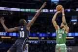 Pemain Boston Celtics Jayson Tatum (kanan) berusaha memasukkan bola ke basket dengan dihadang pemain Orlando Magic Bol Bol (kiri) pada pertandingan Liga Bola Basket Nasional NBA di Amway Center, Orlando, Florida, Amerika Serikat, Senin (23/1/2023). Boston Celtics tumbang di markas Orlando Magic dengan skor akhir 113 - 98. ANTARA FOTO/USA TODAY Sports/Nathan Ray Seebeck/wsj.