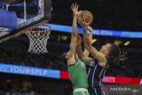 Pemain Orlando Magic Cole Anthony (kanan) berusaha memasukkan bola ke basket dengan dihadang pemain Boston Celtics Derrick White pada pertandingan Liga Bola Basket Nasional NBA di Amway Center, Orlando, Florida, Amerika Serikat, Senin (23/1/2023). Boston Celtics tumbang di markas Orlando Magic dengan skor akhir 113 - 98. ANTARA FOTO/USA TODAY Sports/Nathan Ray Seebeck/wsj.