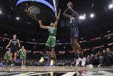 Pemain Orlando Magic Bol Bol (kanan) berusaha memasukkan bola ke basket dengan dihadang pemain Boston Celtics Jayson Tatum (kedua kanan) pada pertandingan Liga Bola Basket Nasional NBA di Amway Center, Orlando, Florida, Amerika Serikat, Senin (23/1/2023). Boston Celtics tumbang di markas Orlando Magic dengan skor akhir 113 - 98. ANTARA FOTO/USA TODAY Sports/Nathan Ray Seebeck/wsj.