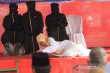 Terpidana pelanggar peraturan daerah (qanun) Syariat Islam terbaring pingsan seusai menjalani proses eksekusi hukuman cambuk di halaman Lembaga Pemasyarakatan kelas II B Meulaboh, Aceh Barat, Aceh, Selasa (24/1/2023). Mahkamah Syariah Kabupaten Aceh Barat menjatuhkan hukuman 100 kali cambuk terhadap dua terpidana yang terbukti melanggar peraturan daerah (qanun) pasal 33 ayat (1) nomor 6 tahun 2014 tentang hukum jinayat sebagai wujud penegakkan syariat islam di Provinsi Aceh. ANTARA FOTO/Syifa Yulinnas