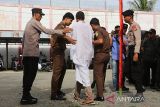 Petugas membawa terpidana pelanggar peraturan daerah (qanun) Syariat Islam seusai menjalani proses eksekusi hukuman cambuk di halaman Lembaga Pemasyarakatan kelas II B Meulaboh, Aceh Barat, Aceh, Selasa (24/1/2023). Mahkamah Syariah Kabupaten Aceh Barat menjatuhkan hukuman 100 kali cambuk terhadap dua terpidana yang terbukti melanggar peraturan daerah (qanun) pasal 33 ayat (1) nomor 6 tahun 2014 tentang hukum jinayat sebagai wujud penegakkan syariat islam di Provinsi Aceh. ANTARA FOTO/Syifa Yulinnas