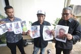 Keluarga korban menunjukan foto anaknya yang menjadi korban tragedi Stadion Kanjuruhan Malang saat sidang lanjutan perkara tersebut di Pengadilan Negeri Surabaya, Surabaya, Jawa Timur, Selasa (24/1/2023). Sidang lanjutantersebut beragendakan tanggapan Jaksa Penuntut Umum (JPU) dan pemeriksaan para saksi diantaranya mantan Direktur Utama PT Liga Indonesia Baru (LIB) dan keluarga korban. ANTARA Jatim/Rizal Hanafi/Zk