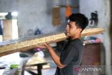 Pekerja menyelesaikan pembuatan tempe di kelurahan Bojongsari, Indramayu, Jawa Barat, Selasa (24/1/2023). Pemerintah menargetkan penyaluran Kredit Usaha Rakyat (KUR) pada Tahun 2023 sebesar Rp460 triliun atau jumlah ini naik 23,32 persen dari tahun 2022 yang sebesar Rp373 triliun. ANTARA FOTO/Dedhez Anggara/agr