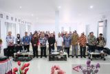 Kepala Biro Perum LKBN Antara Bangka Belitung Joko Susilo  (baju putih) foto bersama  Pegawai Kemenkumham Babel pada acara konsultasi teknik pembentukan dan tusi anggota unit intelejen pemasyarakatan pada jajaran Kantor Wilayah Kementerian Hukum dan HAM Kepulauan Bangka Belitung 2023 di Pangkalpinang, Jumat (20/01/2023).  (Humas Kemenkumham Babel）