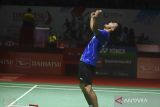 Pebulu tangkis tunggal putra Indonesia Christian Adinata mengekspresikan kegembiraannya usai memenangi pertandingan babak kualifikasi turnamen Daihatsu Indonesia Masters 2023 melawan pebulu tangkis tunggal putra Belanda Mark Caljouw di Istora Gelora Bung Karno, Jakarta, Selasa (24/1/2023). Christian Hadinata menang dengan skor 20-22, 21-14, dan 21-17. ANTARA FOTO/Indrianto Eko Suwarso/wsj.