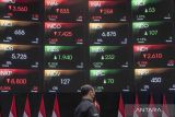 Karyawan melintas di dekat layar yang menunjukkan pergerakan Indeks Harga Saham Gabungan (IHSG) di gedung Bursa Efek Indonesia, Jakarta, Selasa (24/1/2023). IHSG ditutup melemah 14,07 poin atau minus 0,2 persen di level 6.860 pada Selasa (24/1) sore. ANTARA FOTO/Muhammad Adimaja/wsj.