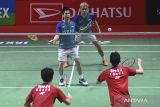 Pebulu tangkis ganda putra Indonesia Kevin Sanjaya didampingi rekannya Marcus Gideon melakukan servis ke arah pebulu tangkis ganda putra Korea Selatan Kang Min Hyuk dan Seo Seung Jae pada babak 32 besar turnamen Daihatsu Indonesia Masters 2023 di Istora Gelora Bung Karno, Jakarta, Selasa (24/1/2023). Kevin/Marcus menang atas Kang-Seo dengan skor 21-17 dan 21-9. ANTARA FOTO/Indrianto Eko Suwarso/wsj.