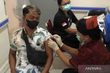Seorang vaksinator menyuntikkan vaksin COVID-19 dosis keempat (booster kedua) kepada seorang warga saat pencanangan vaksinasi booster kedua untuk masyarakat umum di RSUD Wangaya, Denpasar, Bali, Selasa (24/1/2023). Pemerintah Provinsi Bali melalui Dinas Kesehatan Provinsi Bali menyebut hingga saat ini Bali masih menjadi provinsi dengan angka vaksinasi booster pertama tertinggi yakni 82 persen, sehingga angka tersebut menjadi acuan Pemprov Bali terhadap target vaksinasi booster kedua. ANTARA FOTO/Nyoman Hendra Wibowo/wsj.