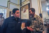 Menteri BUMN Erick Thohir berbincang dengan salah satu sejarawan di situs cagar budaya rumah pengasingan Bung Karno di Kota Bengkulu, Provinsi Bengkulu, Selasa (24/1/2023). Kunjungan tersebut dalam rangka untuk mengenang kembali sejarah pengasingan Presiden pertama RI Soekarno di Bengkulu. ANTARA FOTO/Muhammad Izfaldi/Lmo/aww.