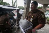 Kepala Kejaksaan Negeri Lhokseumawe Mukhlis SH (kanan) bersama tim penyidik Kejaksaan membawa sejumlah dokumen sitaan usai melakukan penggeledahan di Rumah Sakit Arun Lhokseumawe, Aceh, Selasa (24/1/2023). Kejaksaan Negeri Lhokseumawe melakukan penggeledahan dan penyegelan ruang Direktur PT RS Arun, ruang arsip dan mengambil barang bukti berupa 22 bundel dokumen keuangan terkait kasus dugaan tindak pidana korupsi PT Rumah Sakit Arun Lhokseumawe sejak tahun 2016 hingga 2022. ANTARA/Rahmad