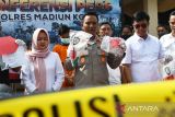 Kapolres Madiun Kota AKBP Suryono (tengah) memperlihatkan barang bukti saat merilis kasus pencurian dengan pemberatan di Kota Madiun, Jawa Timur, Rabu (25/1/2023). Polres Madiun Kota menahan seorang tersangka MY warga Kota Makassar yang yang melakukan pencurian di dua rumah warga dengan kerugian perhiasan emas senilai Rp45juta dan uang tunai Rp4,17 juta dilakukan bersama dua orang lainnya yang saat ini dalam pencarian dengan mengenakan seragam dan menyamar sebagai pegawai kebersihan Pemkot Madiun untuk mengelabuhi korban. Antara Jatim/Siswowidodo