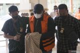 Buronan Komisi Pemberantasan Korupsi (KPK) Izil Azhar alias Ayah Merin (tengah) saat dikawal petugas KPK memasuki Bandara Internasional Sultan Iskandar Muda Aceh Besar, Provinsi Nanggroe Aceh Darussalam, Rabu (25/1/2023).  Ayah Merin menjadi DPO KPK sejak akhir November 2018 terkait kasus gratifikasi sebesar Rp32,4 miliar. Antara Aceh/Khalis Surry.