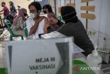 Vaksinator menyuntikkan vaksin COVID-19 booster kedua atau dosis keempat kepada seorang warga di UPT Puskesmas Sukagalih, Bandung, Jawa Barat, Rabu (25/1/2023). Kementerian Kesehatan mengumumkan program vaksin COVID-19 penguat kedua bagi masyarakat umum berusia 18 tahun ke atas akan diberikan secara gratis mulai 24 Januari 2023. ANTARA FOTO/Raisan Al Farisi/agr