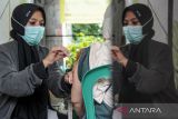 Vaksinator menyuntikkan vaksin COVID-19 penguat (booster) kedua atau dosis keempat kepada seorang warga di UPT Puskesmas Sukagalih, Bandung, Jawa Barat, Rabu (25/1/2023). Kementerian Kesehatan mengumumkan program vaksin COVID-19 penguat kedua bagi masyarakat umum berusia 18 tahun ke atas akan diberikan secara gratis mulai 24 Januari 2023. ANTARA FOTO/Raisan Al Farisi/agr