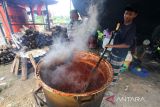 Sejumlah warga gotong royong membuat makanan untuk jamaah yang hadir memperingati haul KH Muhammad Zaini Abdul Ghani (Abah Guru Sekumpul) di Desa Teluk Selong Ulu, Kabupaten Banjar, Kalimantan Selatan, Rabu (25/1/2023). Warga teluk Selong Ulu menyiapkan sebanyak 5 ribu bungkus makanan beserta lauk untuk jamaah yang menghadiri peringatan Haul ke-18 Abah Guru Sekumpul. Foto Antaranews Kalsel/Bayu Pratama S.