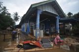 Warga membersihkan peralatan rumah tangga yang terendam banjir di Kelurahan Tanjung Agung, Kecamatan Sungai Serut, Kota Bengkulu, Provinsi Bengkulu, Rabu (25/1/2023). Banjir yang melanda permukiman warga di kawasan tersebut berangsur surut, dan warga mulai membersihkan rumah dari endapan lumpur sisa banjir. ANTARA FOTO/Muhammad Izfaldi/Lmo/foc.