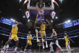 Pebasket San Antonio Spurs Jeremy Sochan (10) melakukan dunks melewati pebasket Los Angeles Lakers Thomas Bryant (31) pada pertandingan bola basket NBA di Crypto.com Arena, Los Angeles, California, Amerika Serikat, Rabu (25/1/2023). Lakers menang 113-104 atas tamunya Spurs. ANTARA FOTO/USA TODAY Sports/Kirby Lee/wsj.