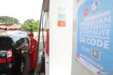Petugas SPBU mengisi Bahan Bakar Minyak (BBM) bersubsidi pada kenderaan warga yang telah menggunakan Quick Response (QR) Code di Banda Aceh, Kamis (26/1/2023). Antara Aceh / Irwansyah Putra.