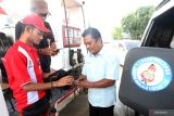 Pengguna Bahan Bakar Minyak (BBM) bersubsidi (kanan) memperlihatkan Quick Response (QR) Code kepada petugas SPBU saat pengisian BBM di Banda Aceh, Aceh, Kamis (26/1/2023).  Antara Aceh / Irwansyah Putra.ANTARA 