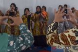 Pegawai Dinas Kesehatan Ciamis dan kader posyandu melakukan gerakan âPawang Hati Bucinâ saat sosialisasi protein hewani cegah stunting pada pelaksanan Pos Pelayanan Terpadu (posyandu) Delima di Kabupaten Ciamis, Jawa Barat, Kamis (26/1/2023). Kementerian Kesehatan mengumumkan hasil Survei Status Gizi Indonesia (SSGI) pada 2022 mengalami perbaikan atau menurun diangka prevalensi stunting dari 24,4 persen pada 2021 menjadi sebesar 21,6 persen. ANTARA FOTO/Adeng Bustomi/agr