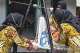 Kader Posyandu dari Dinas Kesehatan Ciamis menimbang berat badan anak saat sosialisasi protein hewani cegah stunting pada pelaksanan Pos Pelayanan Terpadu (posyandu) Delima di Kabupaten Ciamis, Jawa Barat, Kamis (26/1/2023). Kementerian Kesehatan mengumumkan hasil Survei Status Gizi Indonesia (SSGI) pada 2022 mengalami perbaikan atau menurun diangka prevalensi stunting dari 24,4 persen pada 2021 menjadi sebesar 21,6 persen. ANTARA FOTO/Adeng Bustomi/agr