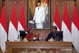 Menteri Agraria dan Tata Ruang/Kepala Badan Pertanahan Nasional (ATR/BPN) Hadi Tjahjanto (kanan) berbincang dengan Gubernur Bali Wayan Koster (kiri) saat kunjungan kerja di Jaya Sabha, Denpasar, Bali, Kamis (26/1/2023). Kunjungan kerja Menteri Agraria dan Tata Ruang/Kepala Badan Pertanahan Nasional (ATR/BPN) ke Provinsi Bali pada 26-27 Januari 2023 tersebut untuk menghadiri sejumlah agenda di antaranya, penyerahan tanah dari Gubernur Bali kepada Badan Pertanahan Nasional (BPN) Provinsi Bali, peluncuran Kota Lengkap di Denpasar dan kunjungan ke Kelurahan Mumbul, Kabupaten Badung terkait penyelesaian masalah tanah milik Pemerintah Provinsi Bali yang dikuasai oleh masyarakat. ANTARA FOTO/Nyoman Hendra Wibowo/wsj.