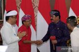 Menteri Agraria dan Tata Ruang/Kepala Badan Pertanahan Nasional (ATR/BPN) Hadi Tjahjanto (kedua kanan) berjabat tangan dengan Gubernur Bali Wayan Koster (kedua kiri) yang disaksikan Wali Kota Denpasar I Gusti Ngurah Jaya Negara (kiri) di sela peluncuran Kota Lengkap di Jaya Sabha, Denpasar, Bali, Kamis (26/1/2023). Kunjungan kerja Menteri Agraria dan Tata Ruang/Kepala Badan Pertanahan Nasional (ATR/BPN) ke Provinsi Bali pada 26-27 Januari 2023 tersebut untuk menghadiri sejumlah agenda di antaranya, penyerahan tanah dari Gubernur Bali kepada Badan Pertanahan Nasional (BPN) Provinsi Bali, peluncuran Kota Lengkap di Denpasar dan kunjungan ke Kelurahan Mumbul, Kabupaten Badung terkait penyelesaian masalah tanah milik Pemerintah Provinsi Bali yang dikuasai oleh masyarakat. ANTARA FOTO/Nyoman Hendra Wibowo/wsj.