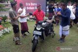 Gubernur Bali Wayan Koster (ketiga kiri) bersama Direktur World Resources Institute (WRI) Indonesia Nirarta Samadhi (kiri) menekan starter motor listrik berbasis baterai sebagai simbol peluncuran Rencana Aksi Daerah Percepatan Kendaraan Bermotor Listrik Berbasis Baterai Provinsi Bali 2022-2026 di Denpasar, Bali, Kamis (26/1/2023). Kegiatan yang bertujuan mempercepat penggunaan kendaraan bermotor listrik berbasis baterai (KBLBB) di Provinsi Bali tersebut sebagai bentuk dukungan terhadap Peraturan Presiden Nomor 55 Tahun 2019 tentang Penggunaan Kendaraan Bermotor Listrik Berbasis Baterai (Battery Electric Vehicle) untuk Transportasi Jalan dan Peraturan Gubernur Bali Nomor 48 Tahun 2019 tentang Penggunaan Kendaraan Bermotor Listrik Berbasis Baterai. ANTARA FOTO/Nyoman Hendra Wibowo/wsj.