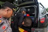 Personel Detasemen Gegana Satbrimobda Polda Aceh mengevakuasi bom jenis Mortir di Desa Babah Lueng, Kecamatan Kuta Makmur, Aceh Utara, Aceh, Kamis (26/1/2023). Mortir 60 mm aktif  tersebut ditemukan warga petani di areal persawahan yang diduga bom peninggalan konflik pada masa pertikaian Gerakan Aceh Merdeka (GAM). ANTARA FOTO/Rahmad