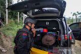 Personel Detasemen Gegana Satbrimobda Polda Aceh mengevakuasi bom jenis Mortir di Desa Babah Lueng, Kecamatan Kuta Makmur, Aceh Utara, Aceh, Kamis (26/1/2023). Mortir 60 mm aktif  tersebut ditemukan warga petani di areal persawahan yang diduga bom peninggalan konflik pada masa pertikaian Gerakan Aceh Merdeka (GAM). ANTARA FOTO/Rahmad