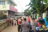 Polda Sulut dan jajaran melakukan penanganan banjir di Manado