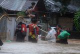 Polda Sulut dan Basarnas evakuasi  warga  lokasi banjir di Ternate Tanjung
