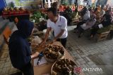 Praktisi memperagakan cara membuat jamu tradisional saat sosialisasi mengenal dan meracik tanaman obat di hadapan sejumlah anggota Pemberdayaan Kesejahteraan Keluarga (PKK) di Kelurahan Pakelan, Kota Kediri, Jawa Timur, Jumat (27/1/2023). Kegiatan yang diselenggarakan Dewan Kebudayaan Daerah dan diikuti oleh 90 anggota PKK tersebut sebagai upaya melestarikan jamu tradisional yang berkhasiat dan aman di tengah masyarakat. ANTARA Jatim/Prasetia Fauzani/zk