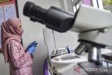 Tenaga Kesehatan menguji sampel darah di ruang laboratorium saat persemian Puskesmas Ciamis, Kabupaten Ciamis, Jawa Barat, Jumat (27/1/2023). Kementerian Kesehatan secara bertahap akan memenuhi fasiltas Ultrasonografi (USG) di 10.320 puskesmas se-Indonesia untuk menurunkan Angka Kematian Ibu (AKI). ANTARA FOTO/Adeng Bustomi/agr 
