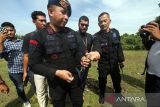 Personel Detasemen Gegana Sat Brimobda Polda Aceh melihat pecahan bom setelah diledakkan (disposal) di perbukitan Mako Brimob Jeulekat, Lhokseumawe, Aceh, Jumat (27/1/2023). Disposal bom tabung pelontar (TP) Mortir aktif sisa konflik Aceh temuan warga itu dilakukan karena  dikhawatirkan bom tersebut sewaktu-waktu dapat meledak. ANTARA/Rahmad