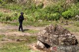 Personel Detasemen Gegana Sat Brimobda Polda Aceh menarik kabel persiapan peledakan bom (disposal) di perbukitan Mako Brimob Jeulekat, Lhokseumawe, Aceh, Jumat (27/1/2023). Disposal bom tabung pelontar (TP) Mortir aktif sisa konflik Aceh temuan warga itu dilakukan karena  dikhawatirkan bom tersebut sewaktu-waktu dapat meledak. ANTARA/Rahmad