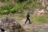Personel Detasemen Gegana Sat Brimobda Polda Aceh menarik kabel persiapan peledakan bom (disposal) di perbukitan Mako Brimob Jeulekat, Lhokseumawe, Aceh, Jumat (27/1/2023). Disposal bom tabung pelontar (TP) Mortir aktif sisa konflik Aceh temuan warga itu dilakukan karena  dikhawatirkan bom tersebut sewaktu-waktu dapat meledak. ANTARA/Rahmad