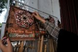 Pekerja merapikan miniatur bunga Reflesia yang terbuat dari kulit kayu lantung di Kota Bengkulu, Provinsi Bengkulu, Kamis (26/1/2023). Kementerian Perindustrian menargetkan 12.000 wirausaha baru sepanjang tahun 2023 atau lebih tinggi dibanding capaian tahun sebelumnya sebanyak 3.000 wirausaha baru. ANTARA FOTO/Muhammad Izfaldi/Lmo/hp.