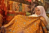 Pekerja memperlihatkan kain Batik Besurek dengan motif bunga Reflesia di Kota Bengkulu, Provinsi Bengkulu, Kamis (26/1/2023). Kementerian Perindustrian menargetkan 12.000 wirausaha baru sepanjang tahun 2023 atau lebih tinggi dibanding capaian tahun sebelumnya sebanyak 3.000 wirausaha baru. ANTARA FOTO/Muhammad Izfaldi/Lmo/hp.