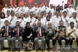 Ketua umum Komite Nasional Olahraga Indonesia (KONI) Pusat Marciano Norman (kanan) melantik pengurus KONI Aceh periode 2022-2026 di Anjong Mon Mata, Banda Aceh, Aceh, Jumat (27/1/2023). KONI pusat berharap pengurus KONI Aceh dapat menyukseskan Pekan Olahraga Nasional (PON) ke-21 yang pertama dilaksanakan Provinsi Aceh dan Sumatera Utara pada 8 September hingga 22 September 2024. ANTARA FOTO/Irwansyah Putra