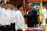 Ketua umum Komite Nasional Olahraga Indonesia (KONI) Pusat Marciano Norman (kanan) melantik pengurus KONI Aceh periode 2022-2026 di Anjong Mon Mata, Banda Aceh, Aceh, Jumat (27/1/2023). KONI pusat berharap pengurus KONI Aceh dapat menyukseskan Pekan Olahraga Nasional (PON) ke-21 yang pertama dilaksanakan Provinsi Aceh dan Sumatera Utara pada 8 September hingga 22 September 2024. ANTARA FOTO/Irwansyah Putra