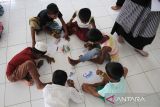 Sejumlah anak imigran etnis Rohingya asal Myanmar  belajar menggambar dan mewarnai di pendapungan UPTD Tuna Sosial, Desa Ladong, kecamatan Baitussalam, kabupaten Aceh Besar, Aceh, Sabtu (28/1/2023). International Organization for Migration (IOM) bekerjasama dengan Rumah Baca Anak Nanggroe (Ruman) Aceh , mengajar sebanyak 40 anak imigran etnis Rohingya di penampungan sementara tentang pendidikan literasi, numerasi dan rekreasi. ANTARA FOTO/Ampelsa