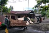 Prajurit TNI bantu warga terdampak  banjir di Paniki Baru