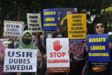 Pengunjuk rasa yang tergabung dalam Majelis Ukhuwah Bogor Raya melakukan Aksi Bela Al-Qur'an di depan Tugu Kujang, Kota Bogor, Jawa Barat, Jumat (27/1/2023). Dalam aksinya, mereka mengutuk keras aksi pembakaran Al-Qur'an yang dilakukan politikus sayap kanan Swedia, Rasmus Paludan. ANTARA FOTO/Arif Firmansyah/YU