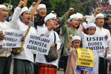 Pengunjuk rasa yang tergabung dalam Majelis Ukhuwah Bogor Raya melakukan Aksi Bela Al-Qur'an di depan Tugu Kujang, Kota Bogor, Jawa Barat, Jumat (27/1/2023). Dalam aksinya, mereka mengutuk keras aksi pembakaran Al-Qur'an yang dilakukan politikus sayap kanan Swedia, Rasmus Paludan. ANTARA FOTO/Arif Firmansyah/YU