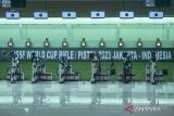 Atlet menembak dari berbagai negara berlaga pada final 10 meter Air Rifle Women dalam ISSF World Cup Rifle/Pistol 2023 di Lapangan Tembak, Senayan, Jakarta, Sabtu (28/1/2023). Petembak Hungaria Eszter Meszaros berhasil meraih medali emas dalam nomor tersebut dengan memperoleh 260,8 poin, sementara petembak Polandia Aneta Stankiewicz meraih medali perak dan petembak Rumania Laura Georgeta Ilie meraih medali perunggu. ANTARA FOTO/Aprillio Akbar/wsj.