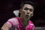 Pebulu tangkis tunggal putra Indonesia Jonatan Christie mengembalikan kok ke arah lawannya pebulu tangkis tunggal putra China Shi Yu Qi dalam babak semifinal turnamen Daihatsu Indonesia Masters 2023 di Istora Gelora Bung Karno, Senayan, Jakarta, Sabtu (28/1/2023). Jonatan Christie melaju ke final usai mengalahkan Shi Yu Qi dengan skor akhir 21-13, 15-21 dan 21-19. ANTARA FOTO/M Risyal Hidayat/Ywsj.