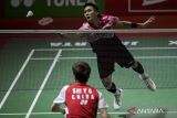 Pebulu tangkis tunggal putra Indonesia Jonatan Christie mengembalikan kok ke arah lawannya pebulu tangkis tunggal putra China Shi Yu Qi dalam babak semifinal turnamen Daihatsu Indonesia Masters 2023 di Istora Gelora Bung Karno, Senayan, Jakarta, Sabtu (28/1/2023). Jonatan Christie melaju ke final usai mengalahkan Shi Yu Qi dengan skor akhir 21-13, 15-21 dan 21-19. ANTARA FOTO/M Risyal Hidayat/Ywsj.