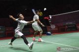 Pasangan pebulu tangkis ganda putra Indonesia Daniel Marthin (kanan) dan Leo Rolly Carnando (kiri) mengembalikan kok ke arah lawannya pebulu tangkis ganda putra Jepang Takuro Hoki dan Yugo Kobayashi pada babak semifinal turnamen Daihatsu Indonesia Masters 2023 di Istora Gelora Bung Karno, Senayan, Jakarta, Sabtu (28/1/2023). The Babies melenggang ke final usai menang dengan skor akhir 18-21, 21-17, dan 21-3. ANTARA FOTO/M Risyal Hidayat/wsj.